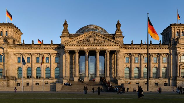 Reichstagsgebäude (Berlin) kurz vor herbstlichem Sonnenuntergang