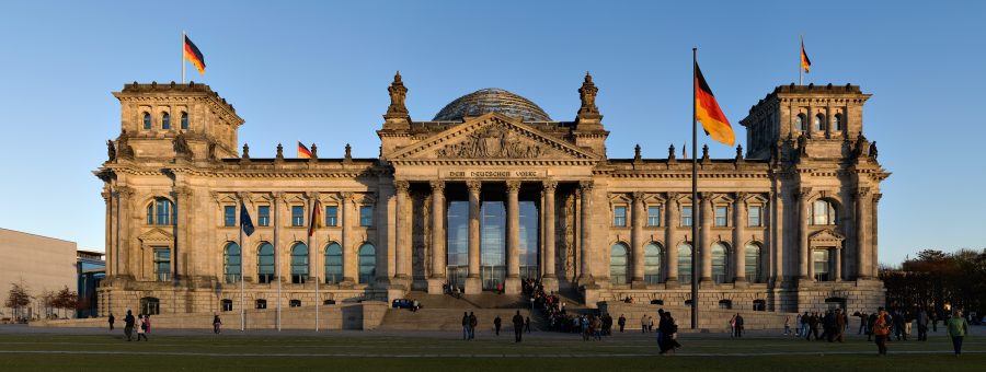 Reichstagsgebäude (Berlin) kurz vor herbstlichem Sonnenuntergang