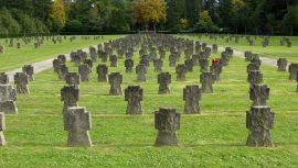 „Westfriedhof Köln, Gräberfeld der Opfer von Krieg und Gewaltherrschaft (2)“ von © 1971markus@wikipedia.de. Lizenziert unter CC-BY-SA 4.0 über Wikimedia Commons