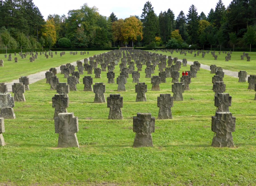 „Westfriedhof Köln, Gräberfeld der Opfer von Krieg und Gewaltherrschaft (2)“ von © 1971markus@wikipedia.de. Lizenziert unter CC-BY-SA 4.0 über Wikimedia Commons