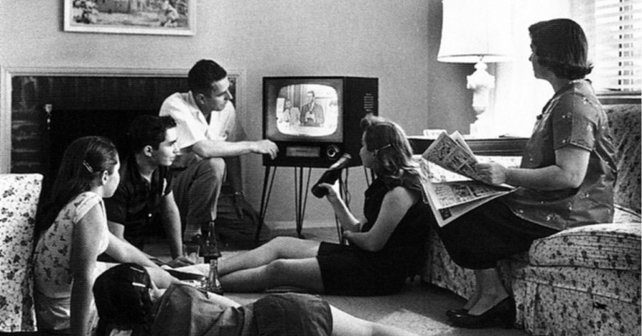 Eine Famile schaut Fernsehen