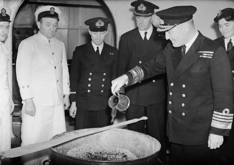 zu 4 - Admiral Sir Bruce Fraser pouring the rum into the Christmas pudding mix on board HMS DUKE OF YORK, November 1943 - Foto Royal Navy - public domain