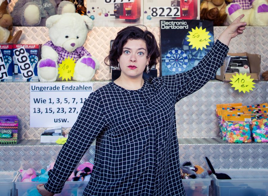 Nora Gomringer, schweizerisch-deutsche Lyrikerin, Rezitatorin und Gewinnerin des Ingeborg-Bachmann-Preises 2015, fotografiert auf der Herbstmesse in Basel, Messeplatz, am 08.11.2015 / Foto: Lucian Hunziker