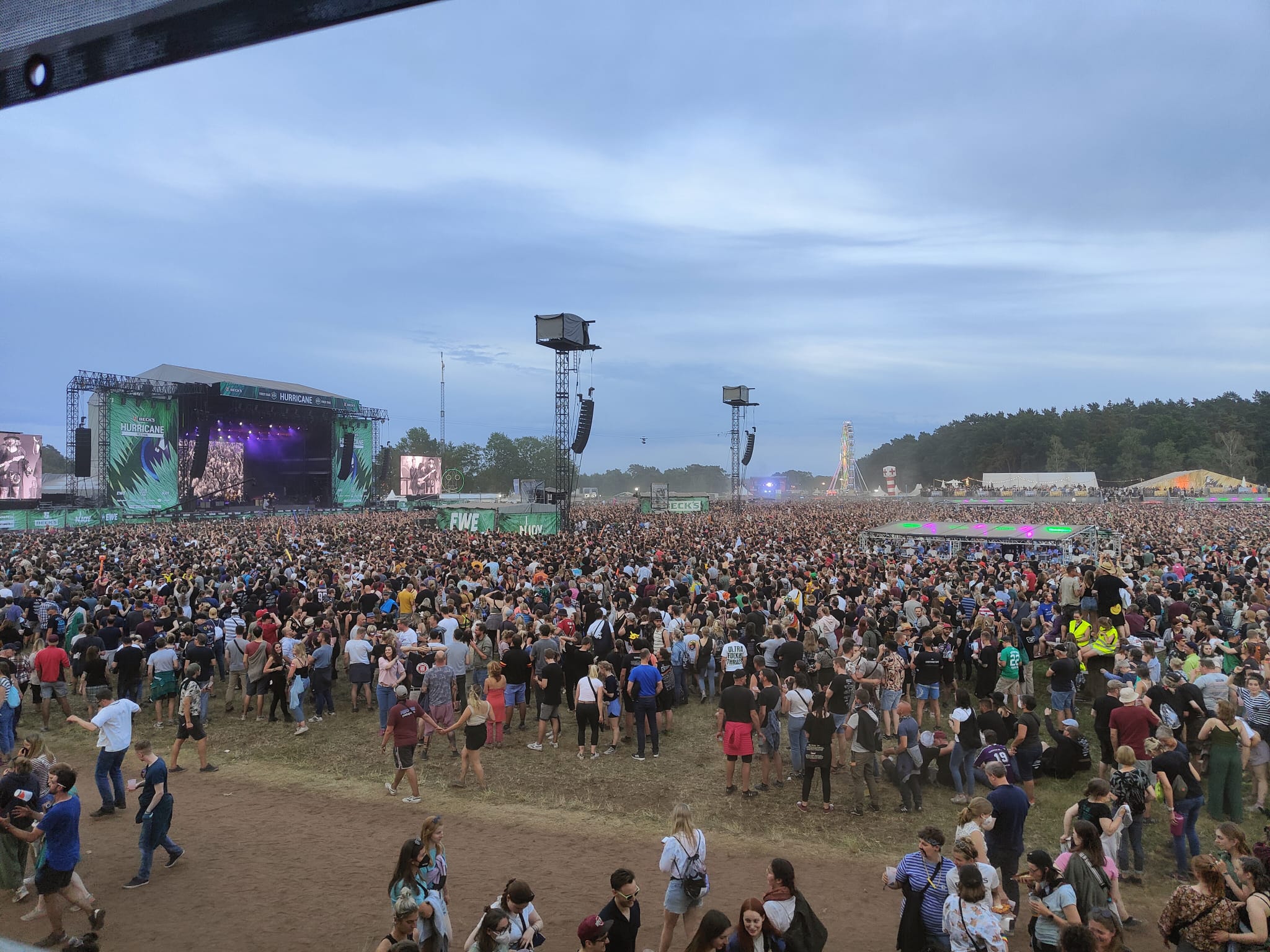 Das Infield des Hurricane ist voller Menschen.